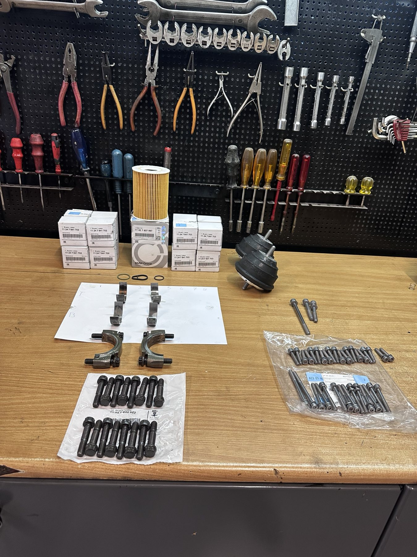 Genuine BMW parts and updated rod bearings selected for the S65 workshop case