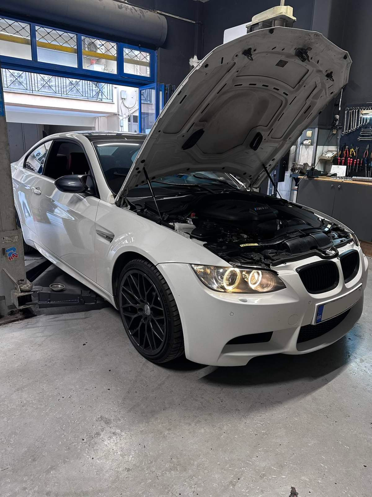 Λευκή BMW Coupé στο συνεργείο Elite Motorworks στη Θεσσαλονίκη